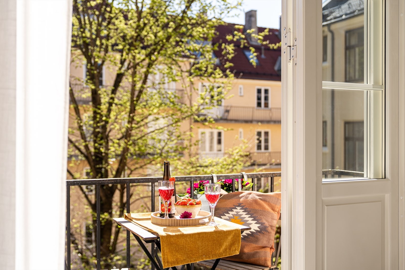 En sjarmerende 2-roms leilighet i en klassisk bygård sentralt i hjertet av Torshov. Galleribilde
