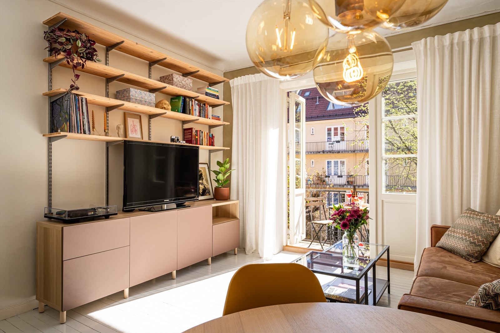 Stuen har god plass til både spisebord og sittegruppe og har takhøyde på hele 2,74 meter. Galleribilde