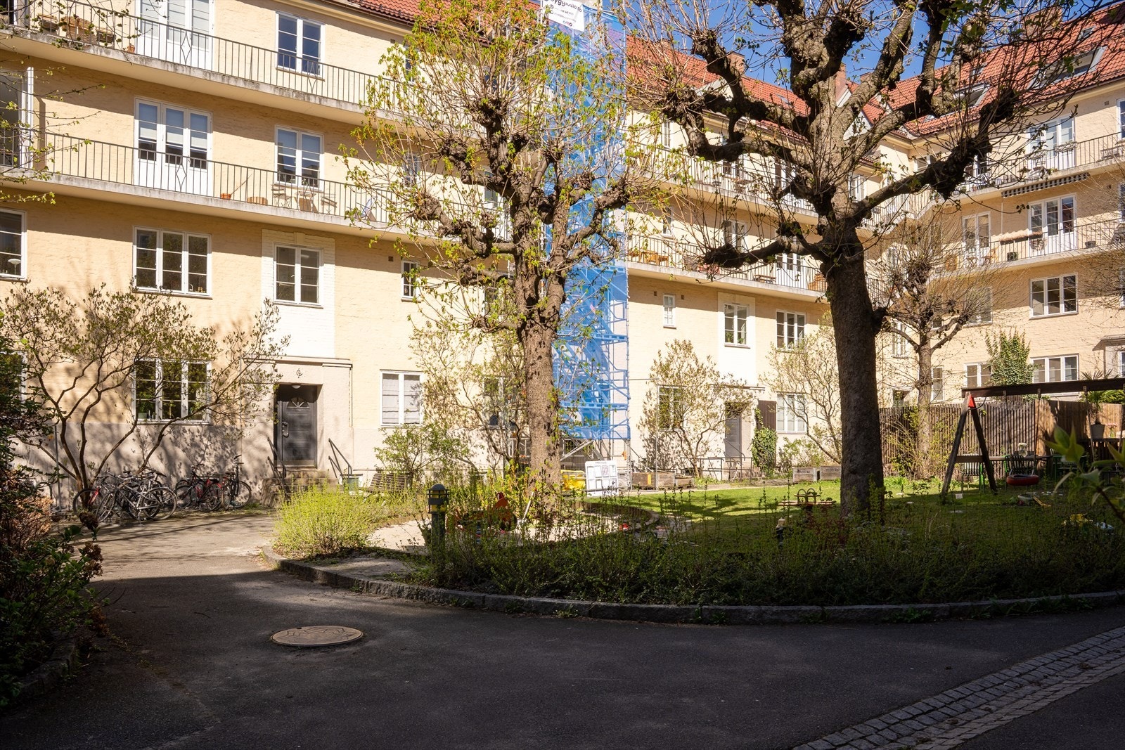 Den felles bakgården er en grønn og rolig oase midt i byen. Galleribilde