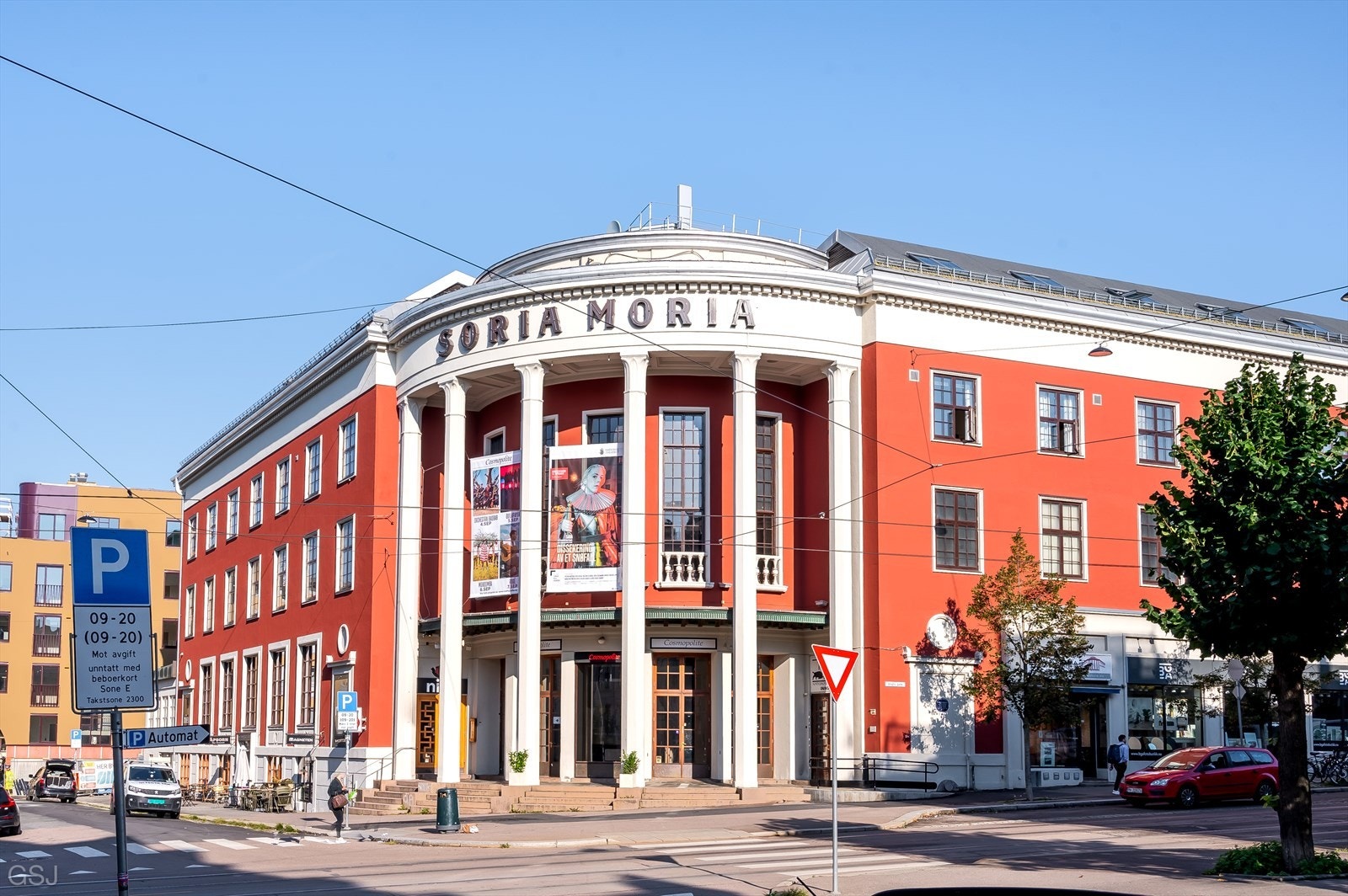 Rett i nærheten finner du Kulturslottet Soria Moria, et historisk kulturhus som har vært et samlingspunkt for lokal aktivitet siden 1928. Her holder blant annet teaterscener, konsertscener og kulturopplevelser til, i tillegg til restaurant og bar. Galleribilde