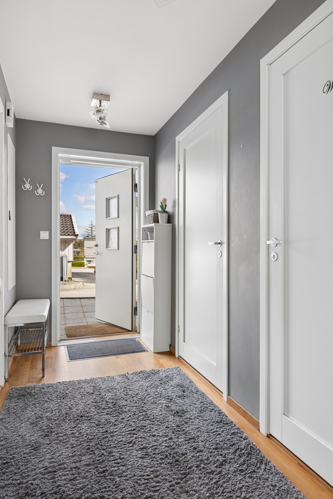 Lys entré med adkomst til toalettrom, vaskerom og en praktisk innvendig bod. Galleribilde