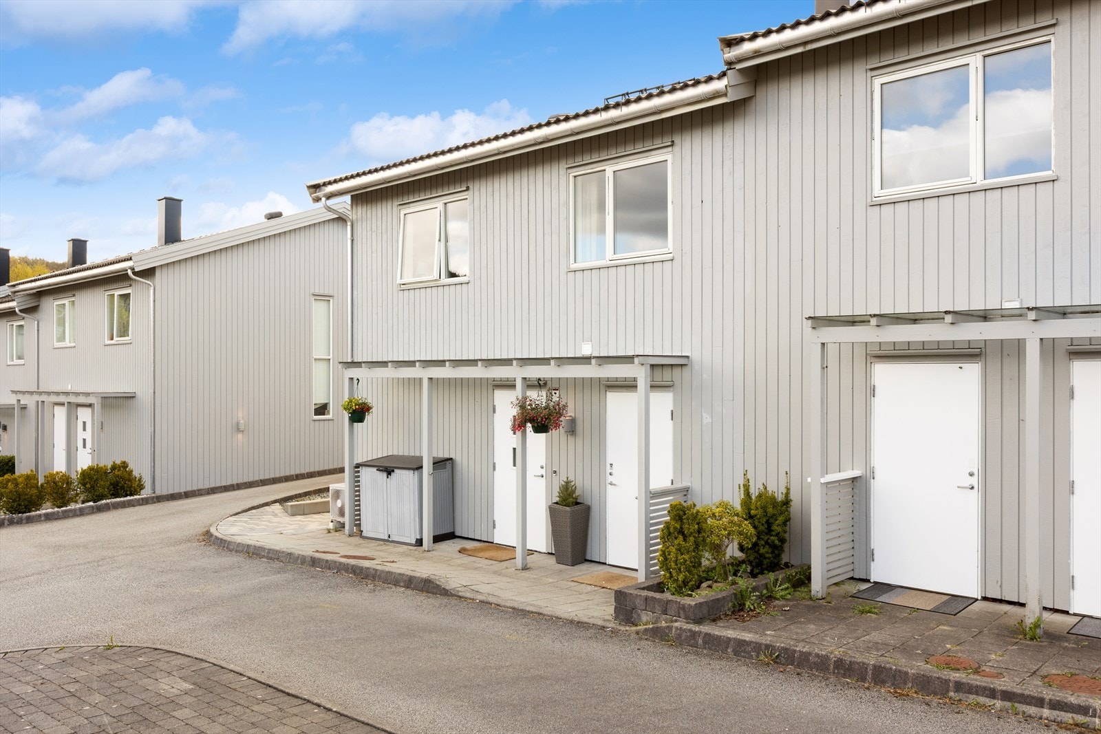 Fasaden har stående og liggende bordkledning, og taket er tekket med betongtakstein. Galleribilde