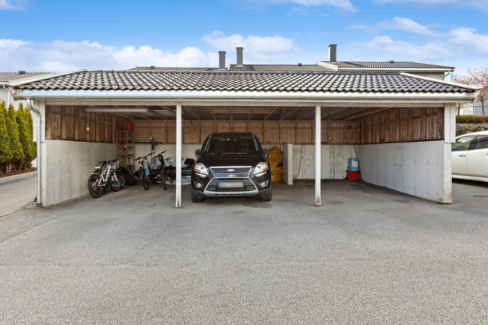 Parkering i felles carportanlegg. Selger opplyser om én fast plass med stikkontakt. Galleribilde