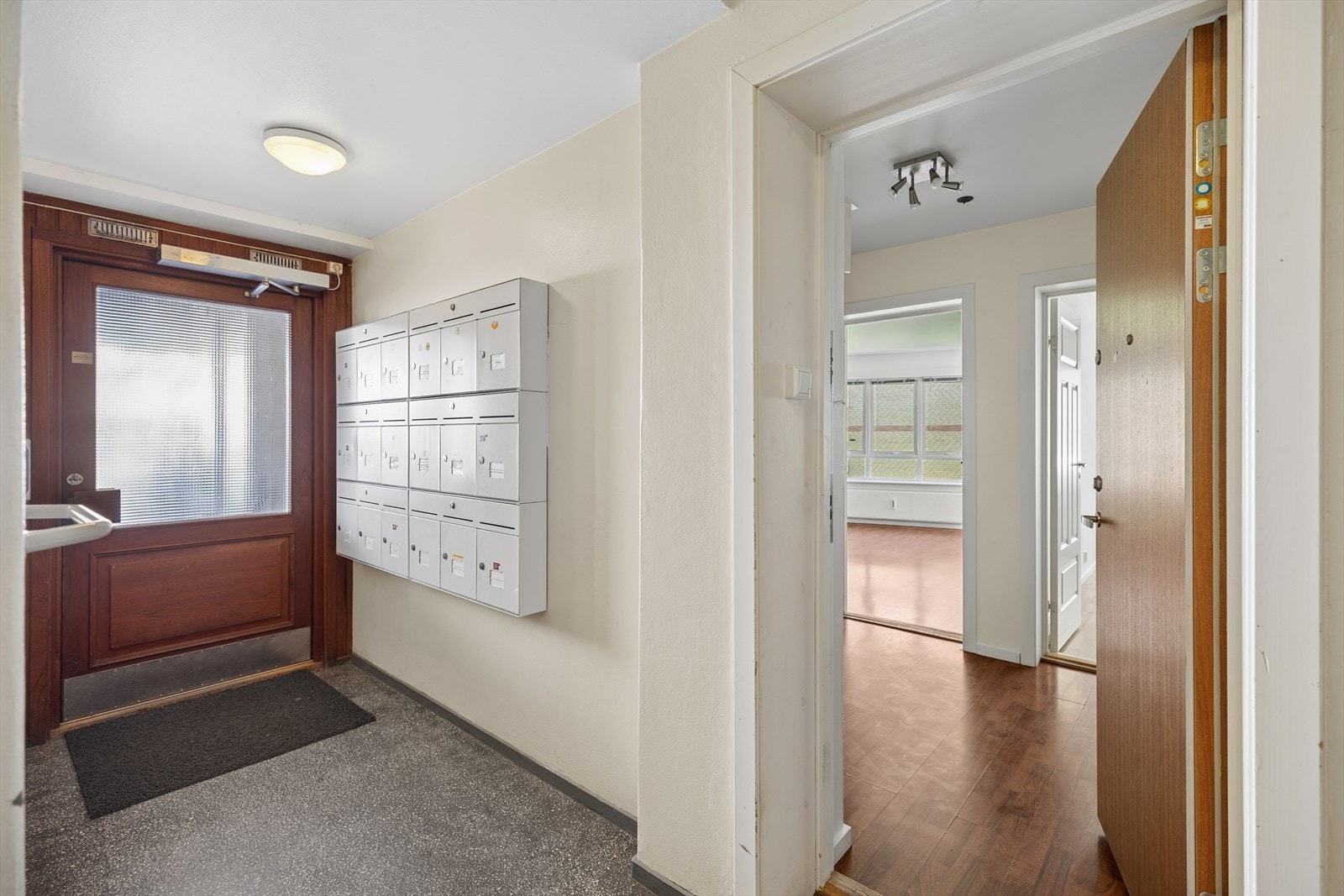 Velkommen inn! Leiligheten disponerer i tillegg en kjellerbod på 5 m² og en bod på loftet. Galleribilde