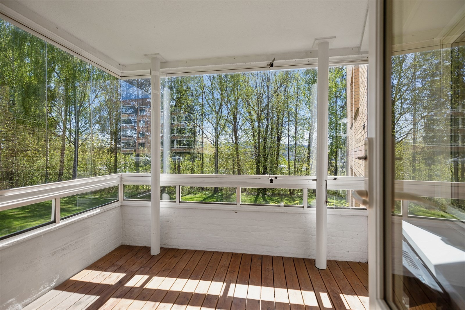 Den innglassede balkongen på 10 m² fungerer som et ekstra rom store deler av året. Galleribilde