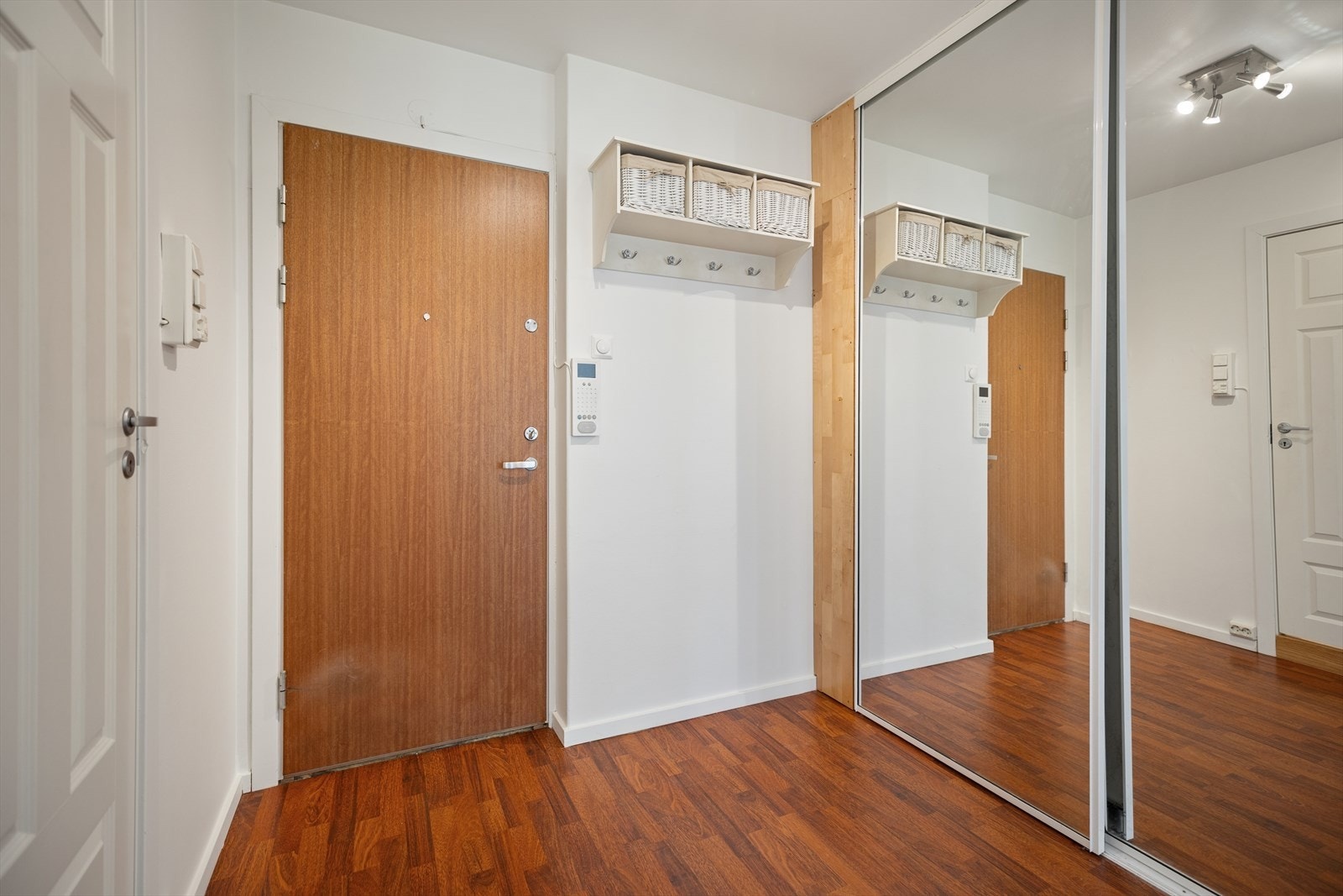 Entréen har en romslig skyvedørsgarderobe med speilfronter som gir gode oppbevaringsmuligheter. Galleribilde