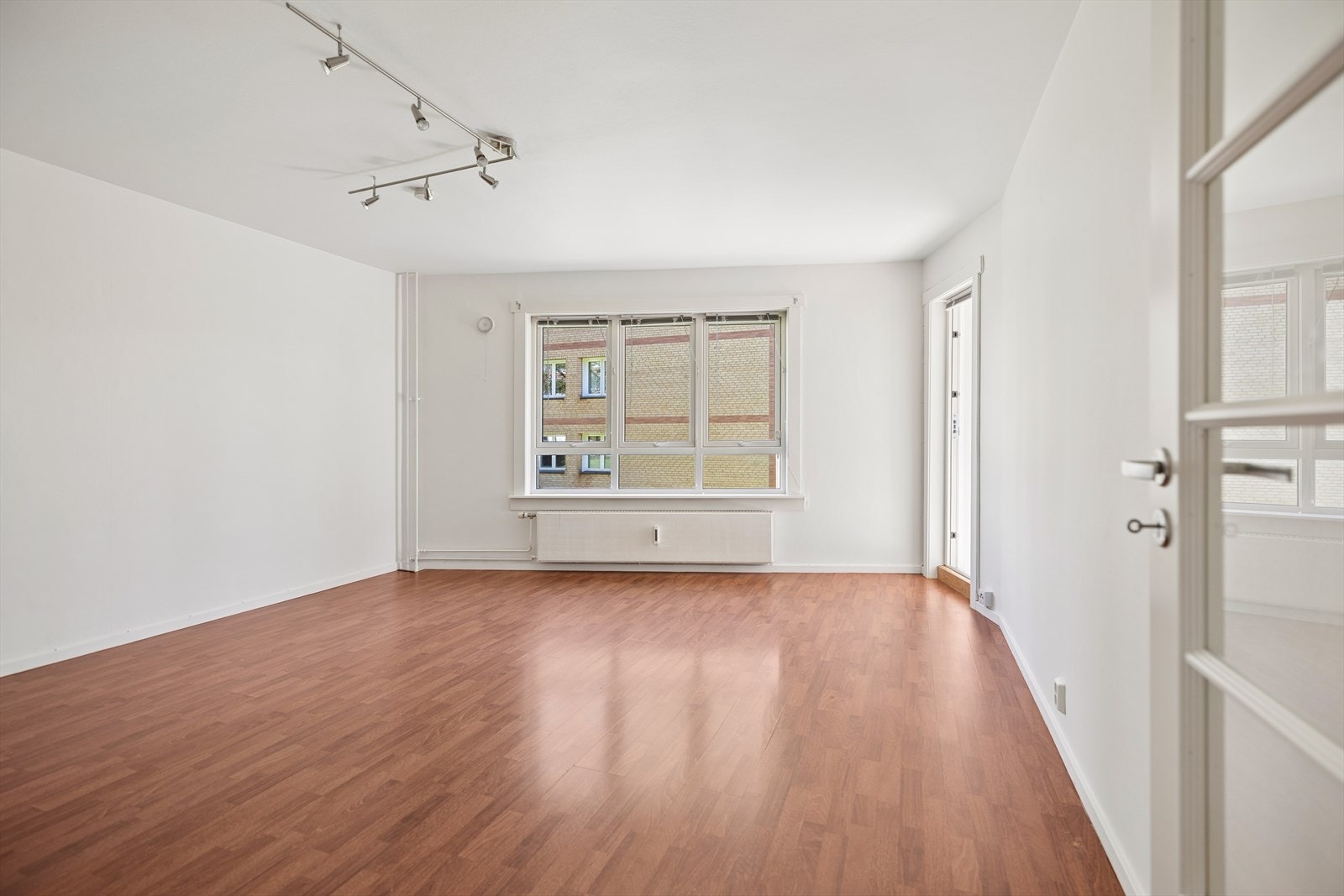 Stuen får godt med lys fra vinduer fra 2016, og en radiator under vinduet sørger for oppvarming (inkludert i felleskostnadene). Galleribilde