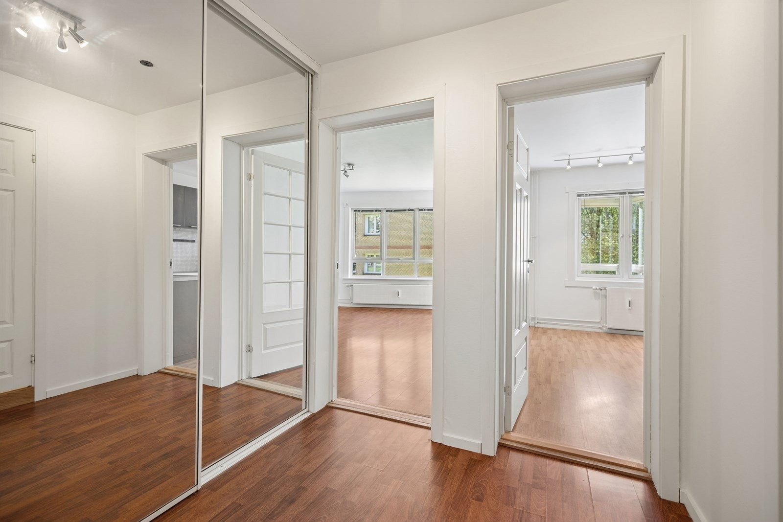Fra entréen åpner leiligheten seg opp, med en elegant glassdør med sprosser inn til stuen. Galleribilde