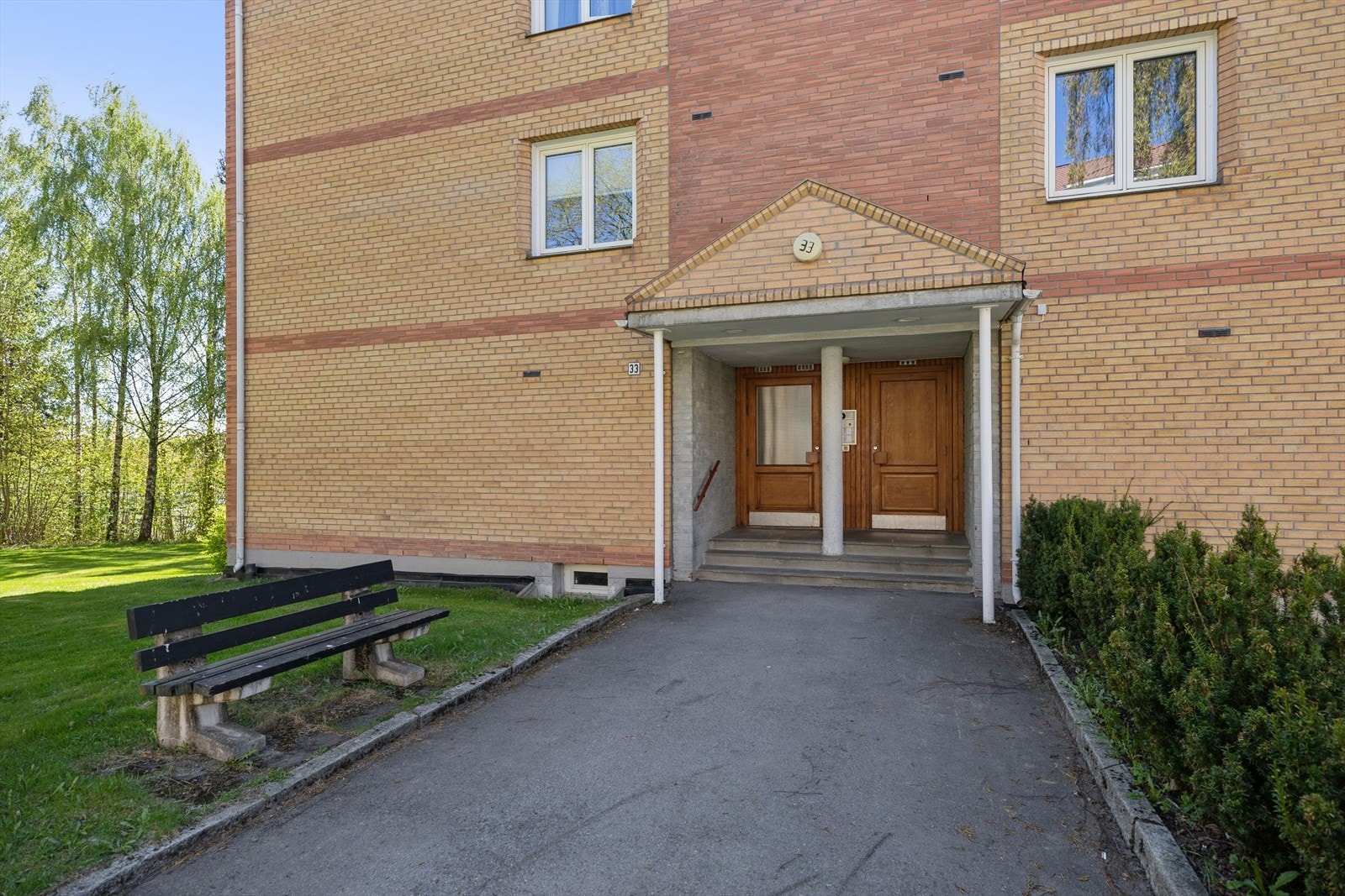 Leiligheten har en sentral, men samtidig tilbaketrukket beliggenhet i et etablert og attraktivt boligområde på Kalbakken. Galleribilde