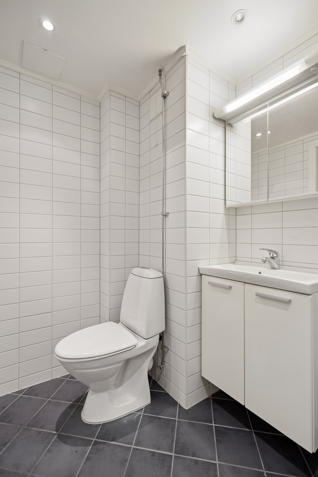 Badet ble pusset opp i 2006 i regi av borettslaget og har flislagte overflater, varmekabler i gulvet og downlights i himlingen. Galleribilde