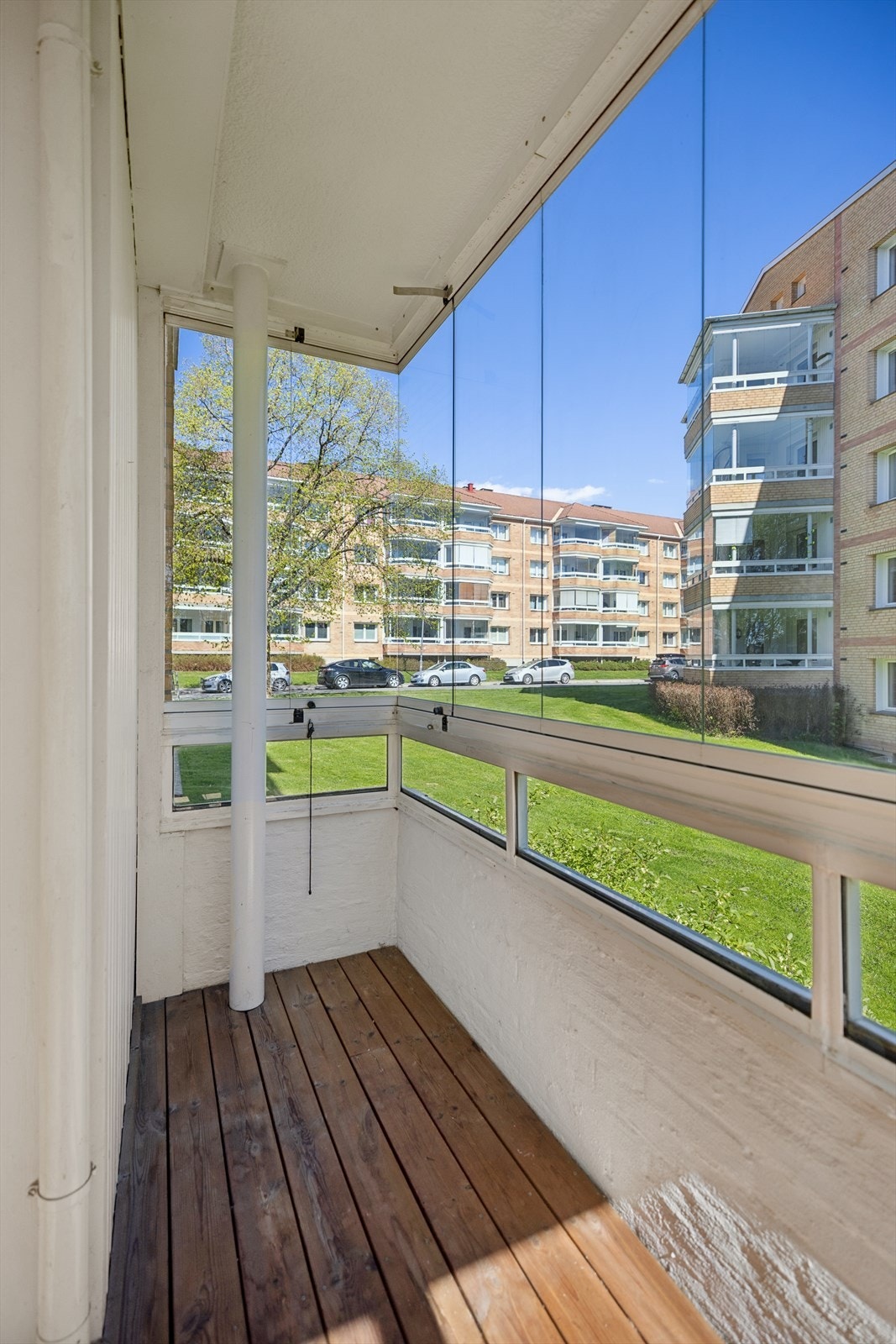 Gulvet er kledd med trykkimpregnerte terrassebord. Her er det god plass til både utemøblement og grill! Galleribilde