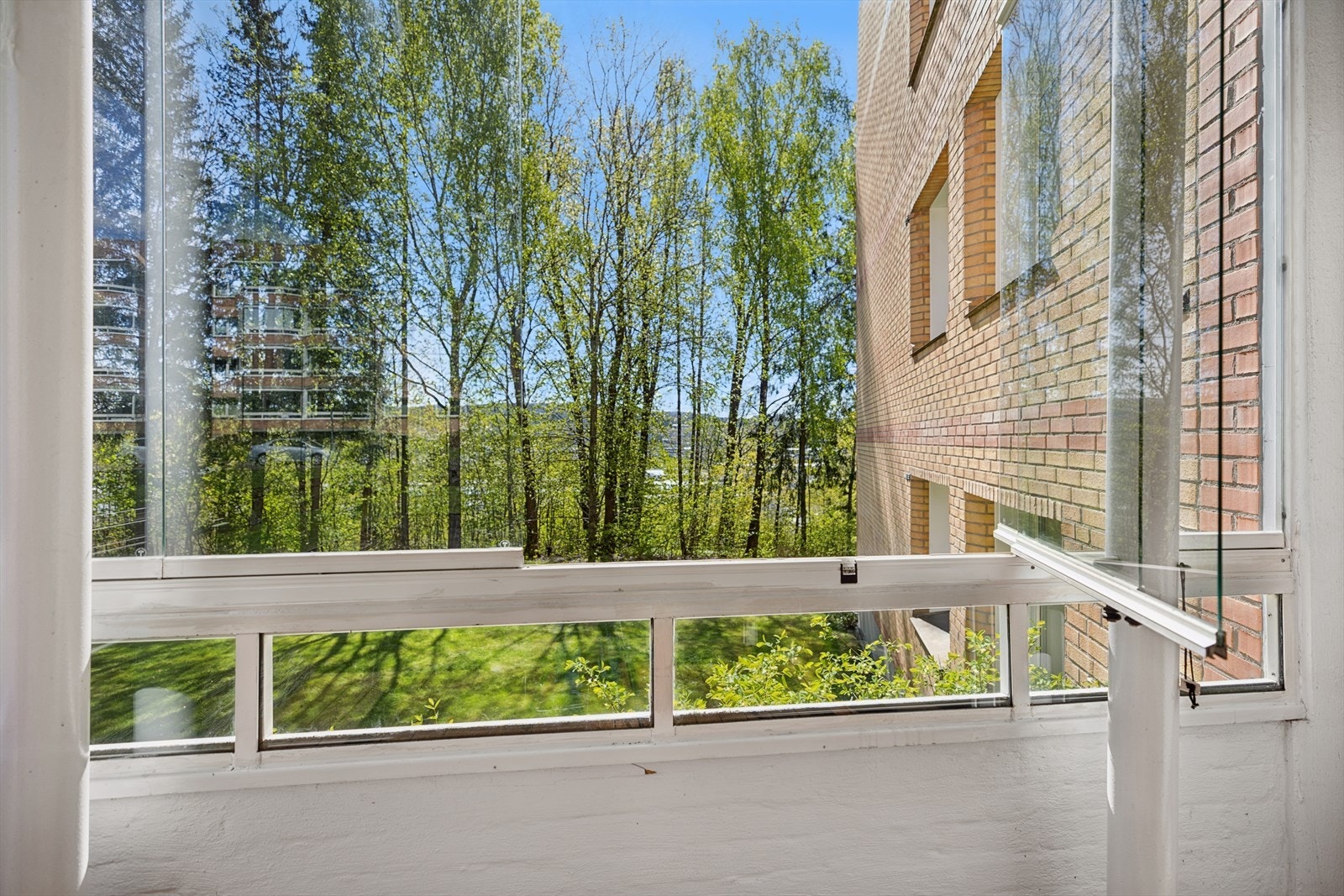 Glassfeltene kan skyves til siden for å åpne opp på varme dager. Galleribilde