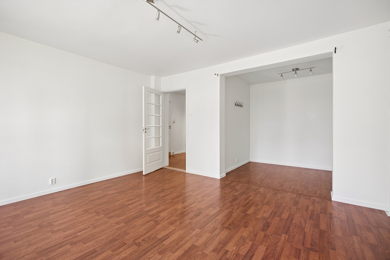 Alle vegger og tak i stuen, alkoven og gangen er nymalt, noe som gir et rent og innflyttingsklart inntrykk. Umiddelbar overtakelse er mulig. Galleribilde