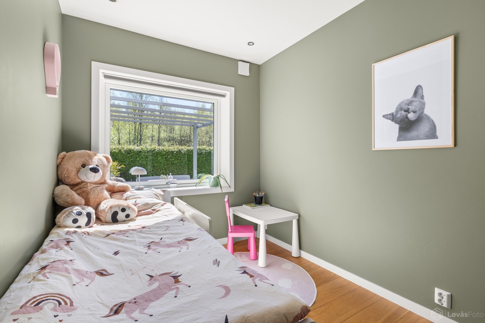 Også her er det parkett på gulvet og malte, slette flater. Galleribilde
