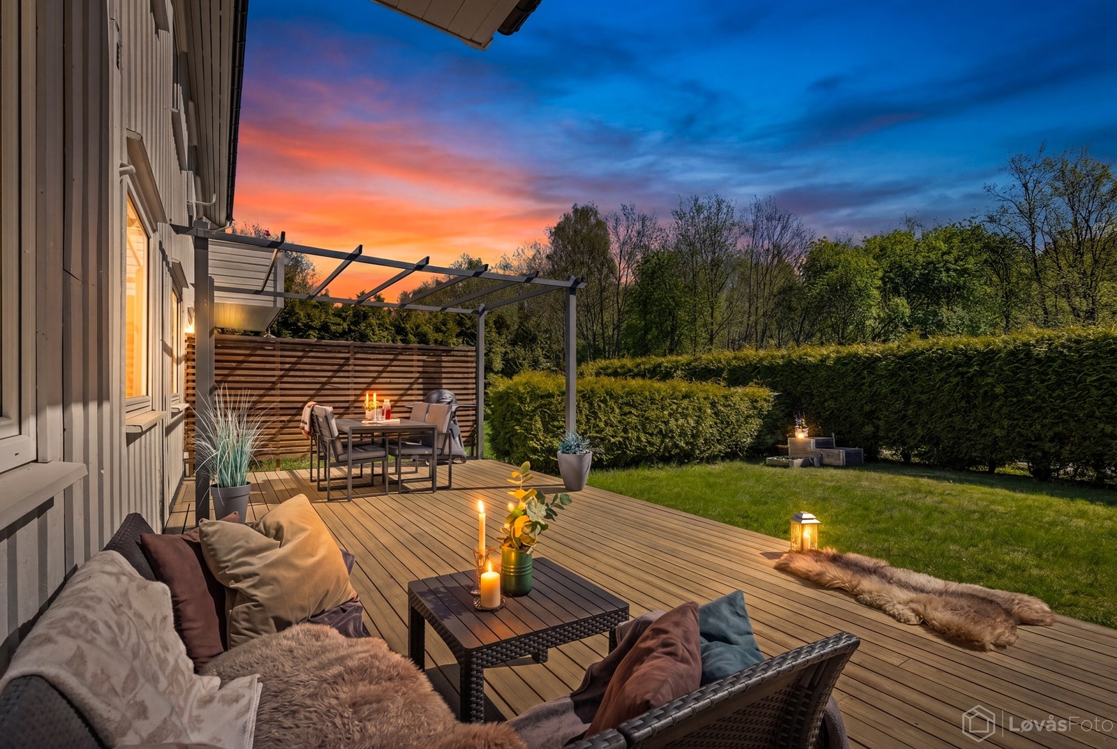 Fra stuen er det utgang til en stor, sydvendt terrasse på 37 kvm. Her er det god plass til flere sittegrupper, med videre adkomst til en skjermet hage. Galleribilde