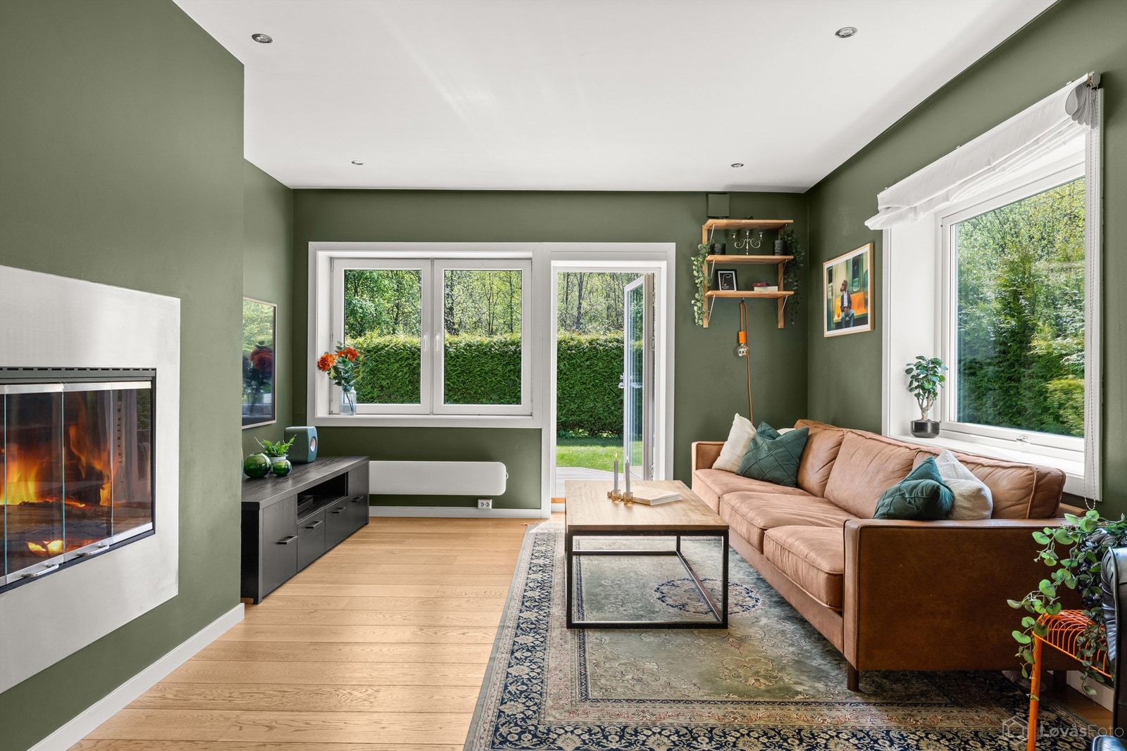 Stuen har god plass til en romslig sofagruppe og utgang til terrassen. Galleribilde