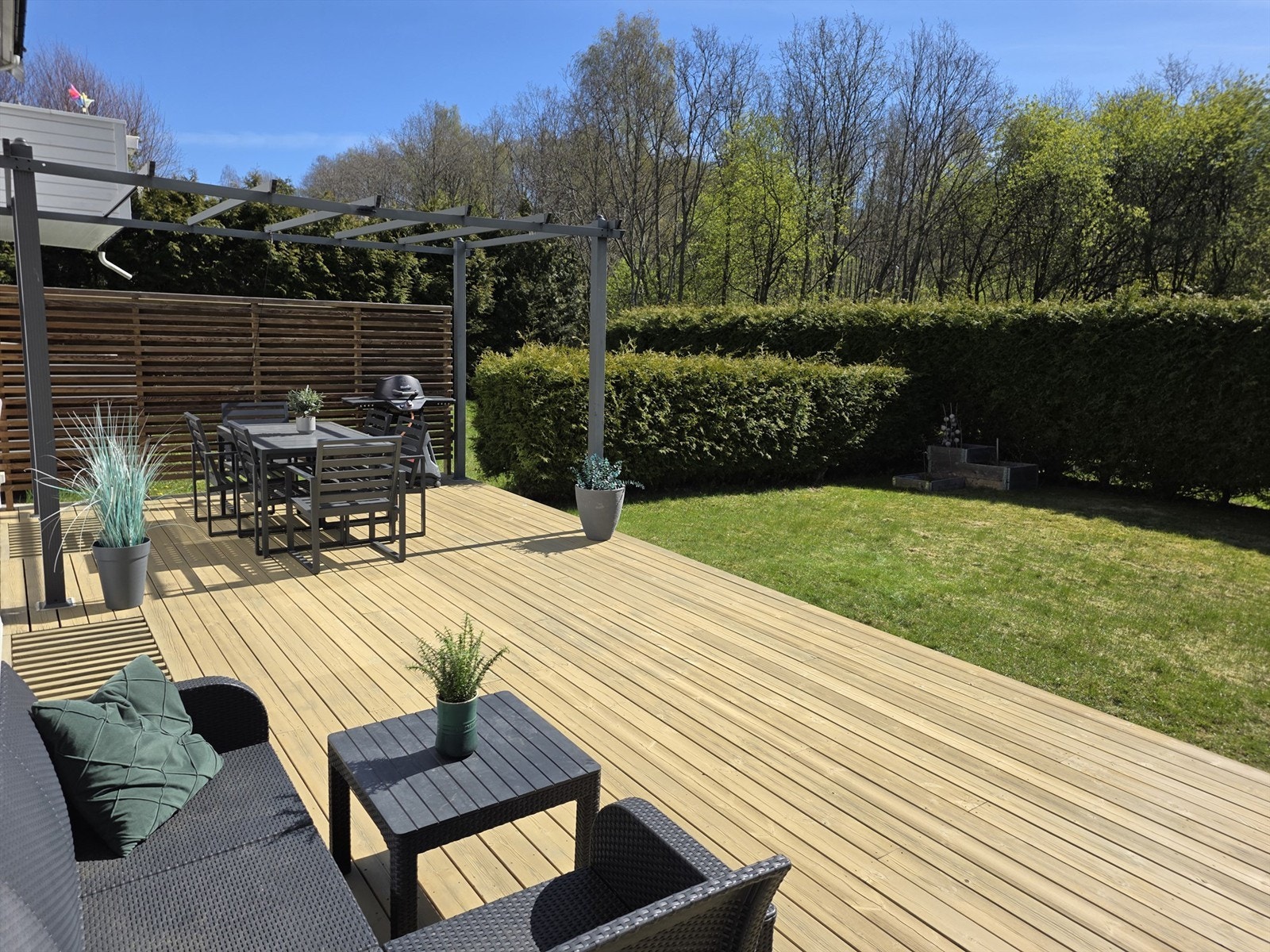 Uteområdet er en idyllisk og tilbaketrukket oase, perfekt for lek og rekreasjon. Galleribilde