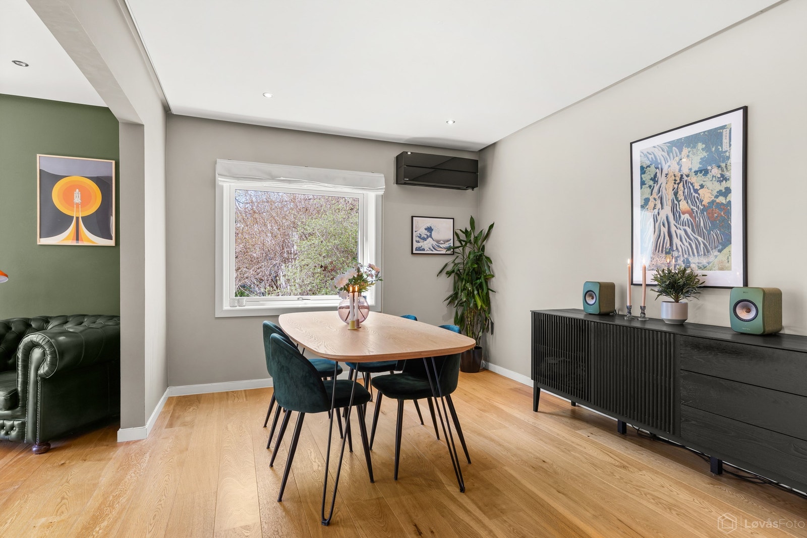 God plass til et stort spisebord for hyggelige sammenkomster. Galleribilde