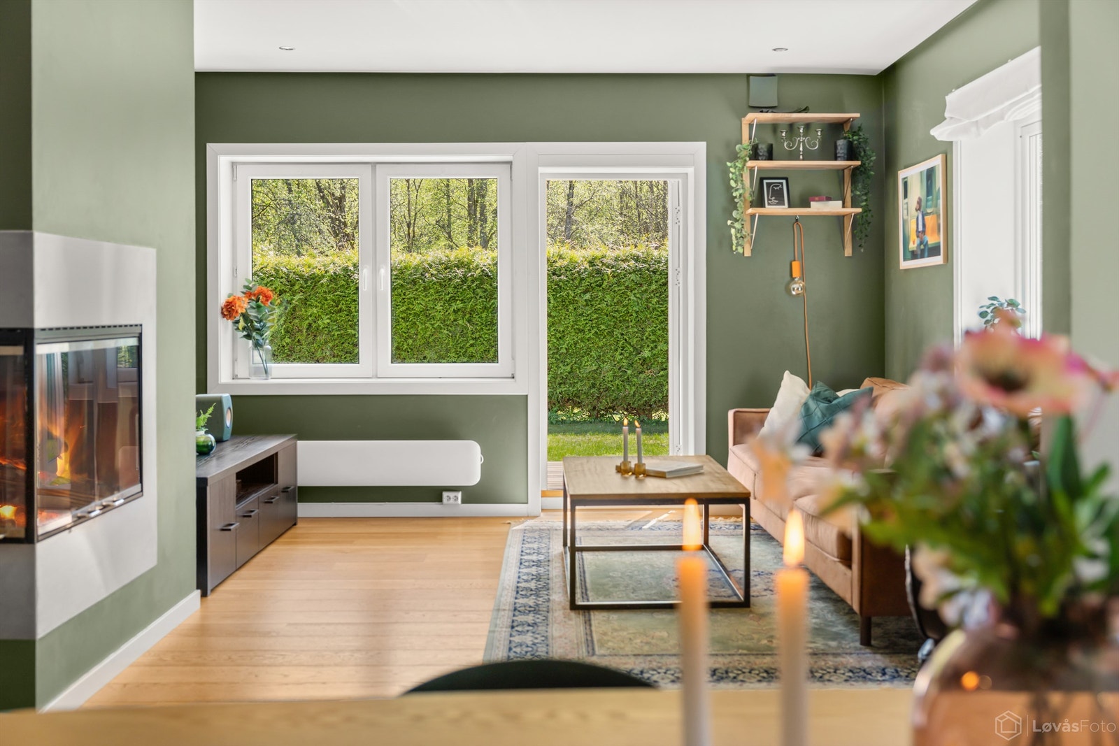Gjennomgående parkett på gulv og en peisovn som gir både varme og hygge. Galleribilde