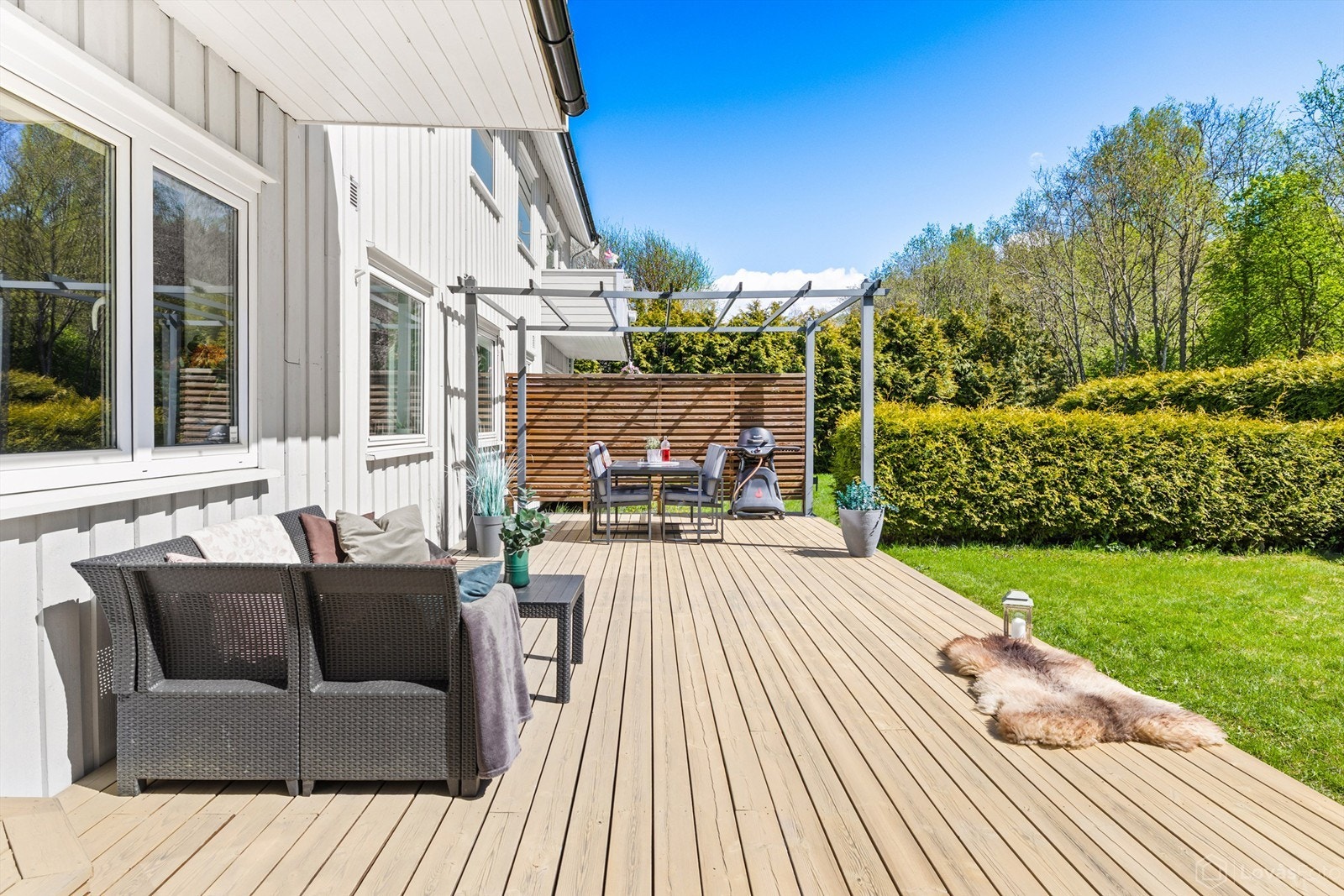 Terrassen er bygget i trekonstruksjon og har rikelig med plass for både loungegruppe og spisebord. Galleribilde