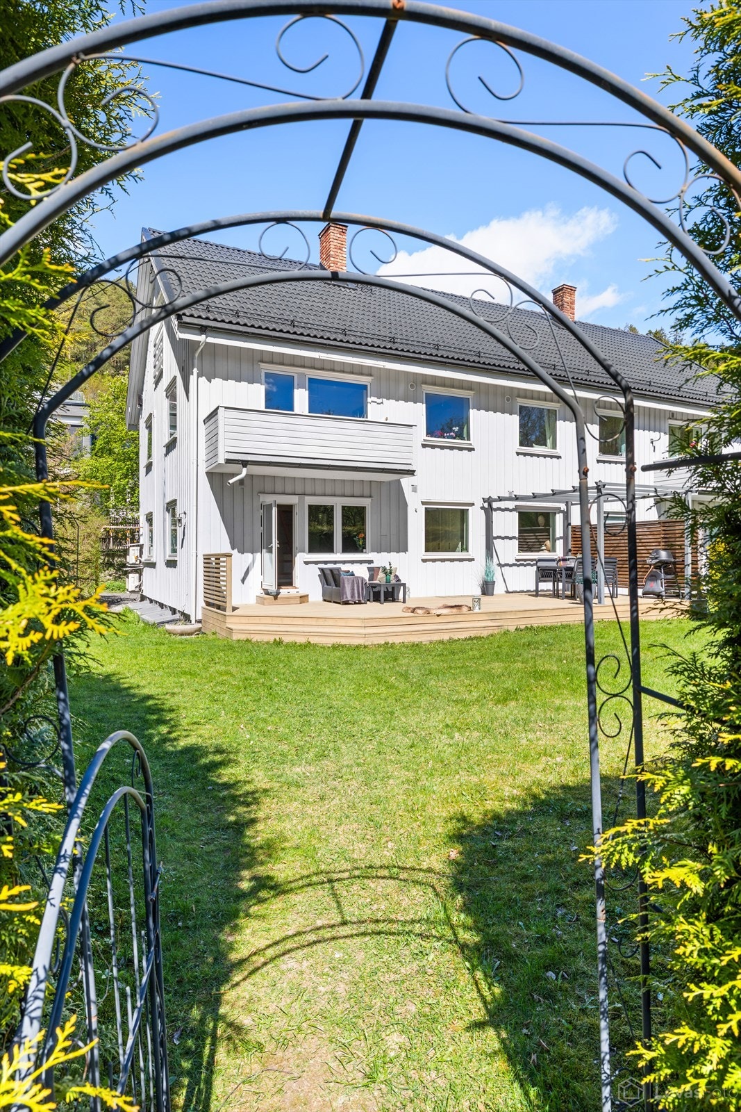 Beliggenheten er tilbaketrukket i et barnevennlig og etablert boligområde, med kort vei til både natur og servicetilbud. Galleribilde