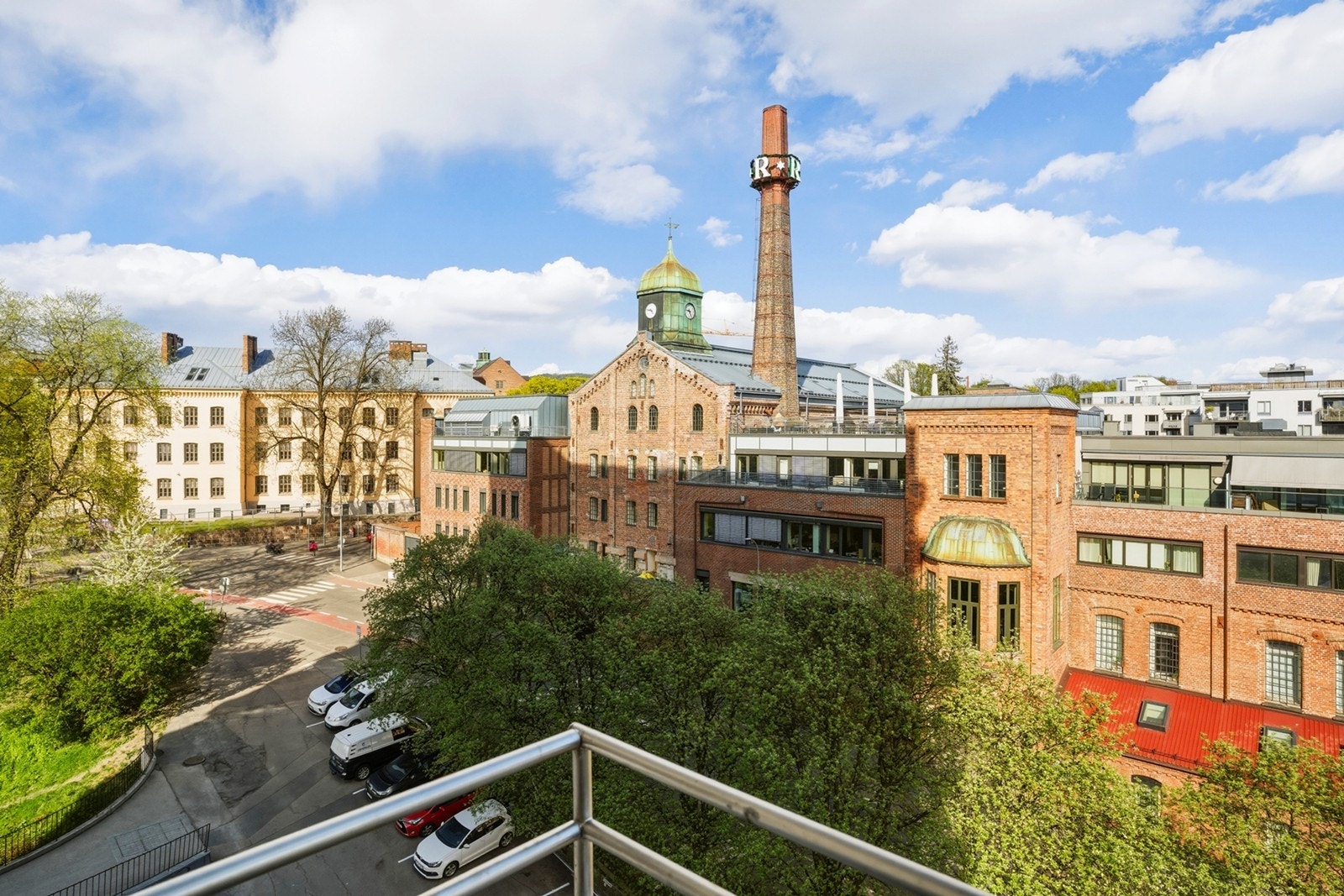 Leiligheten ligger høyt og fritt i byggets 11.etg, og oppleves som svært usjenert. Galleribilde