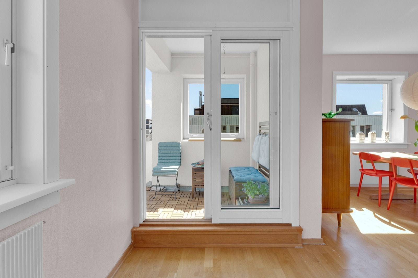 Fra stuen har du direkte adkomst til en herlig delvis overbygd sydøstvendt balkong på 6 m². Galleribilde