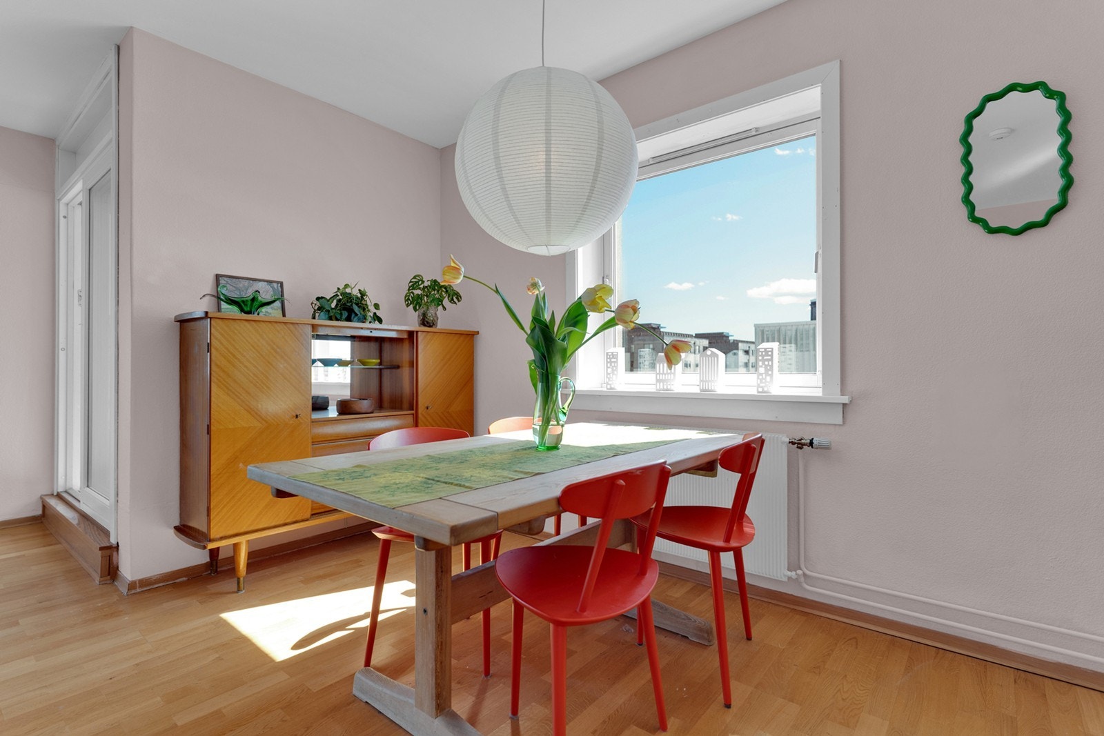 Det er god plass til å innrede med spisegruppe med plass til familie og venner. Galleribilde