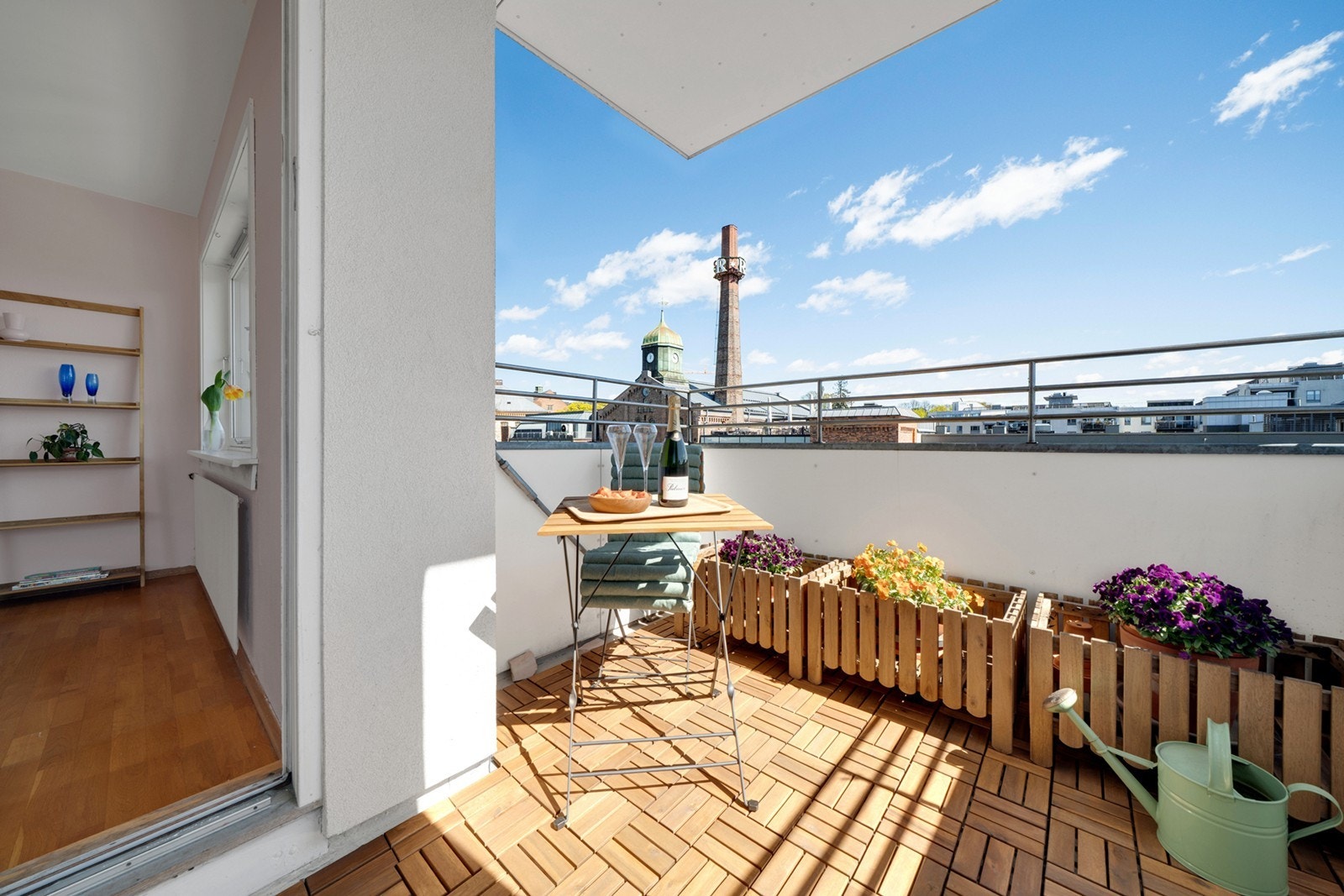 En attraktiv og unik hjørneleilighet med flott utsikt over Grünerløkka. Leiligheten ligger høyt og fritt i byggets 11.etg, med en god planløsning og en herlig balkong på 6 m². Galleribilde