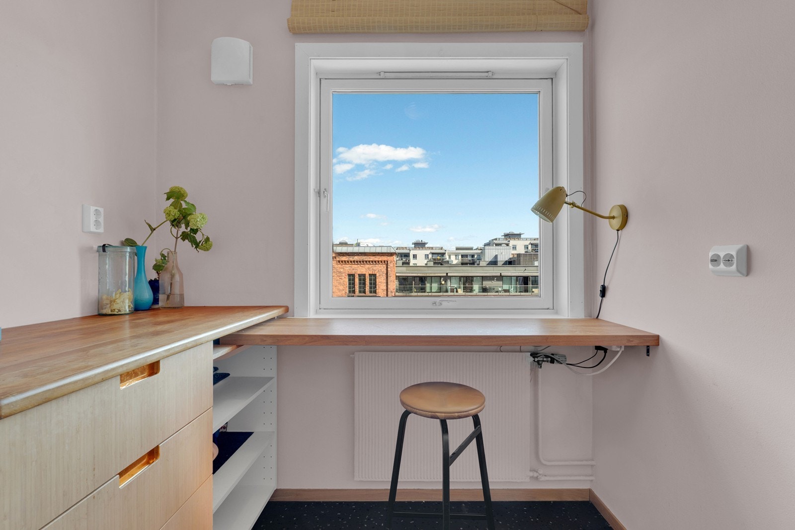 Rikelig med naturlig lysinnslipp. Under vinduet er det også montert en plassbygd benk som fungerer godt som en praktisk arbeidskrok. Galleribilde