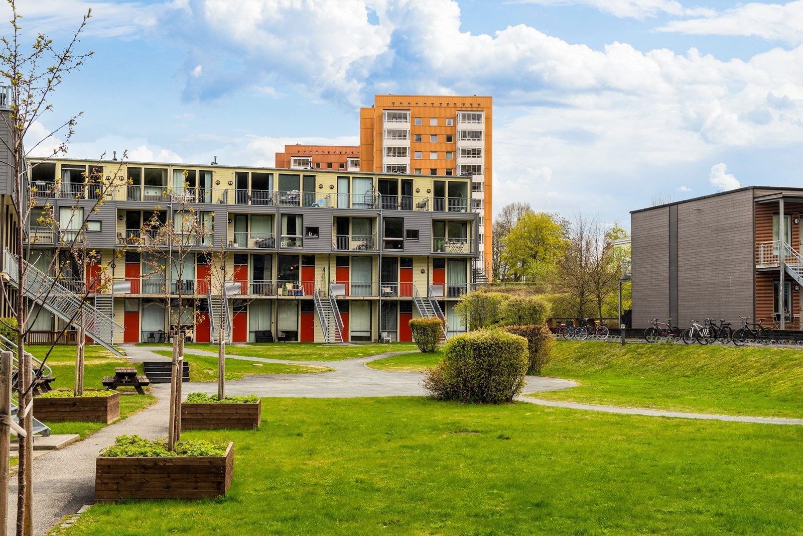 Utvendig er fellesarealene i parkmessig utførelse med flere sittebenker og plen. Dette er leiligheten for deg som ønsker å bo sentralt, men som fortsatt verdsetter det private og tilbaketrukne. Galleribilde