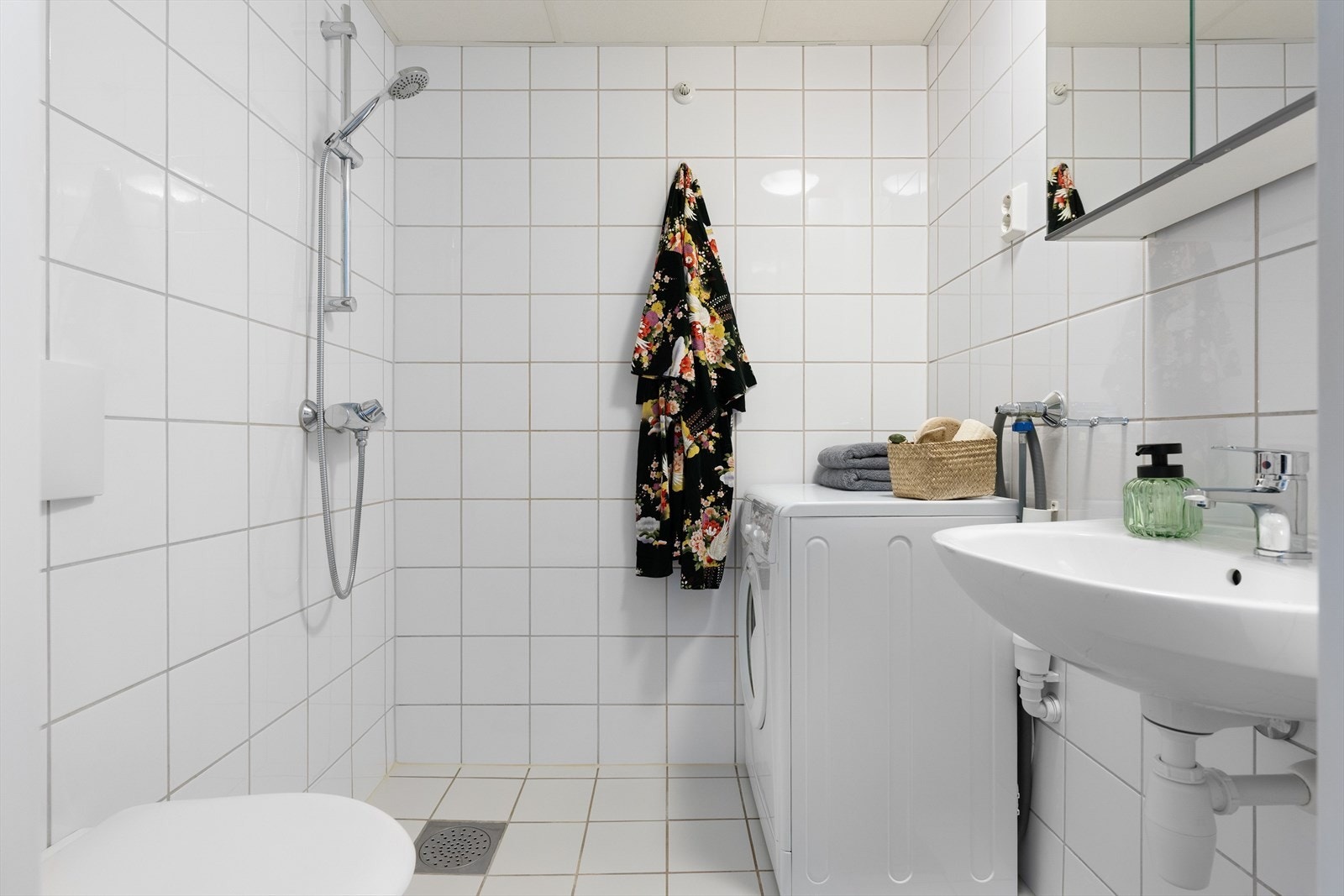 Fra gangen har man adkomst til et flislagt baderom. Galleribilde
