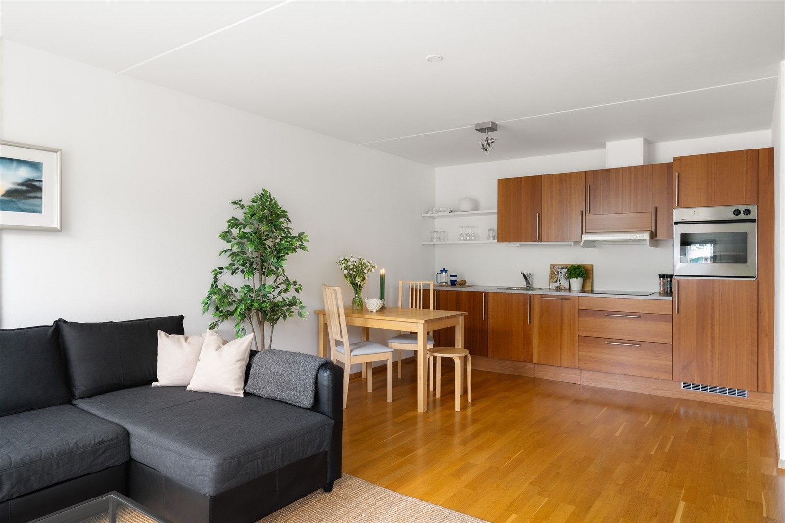 Det er god plass til å innrede med spisebord i overgangen mellom stue og kjøkken. Galleribilde