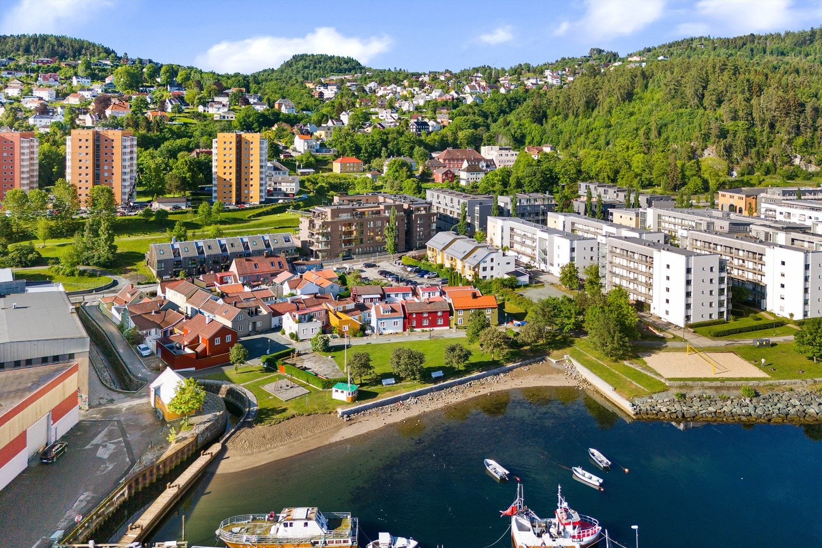 Leiligheten har en attraktiv beliggenhet på populære Ilsvika, som byr på nærhet til sjøen, Bymarka og sentrum. Det er også kort vei til flere av byens studiesteder, som Handelshøyskolen BI, NTNU campus Kalvskinnet, Gløs og Elgeseter. Galleribilde