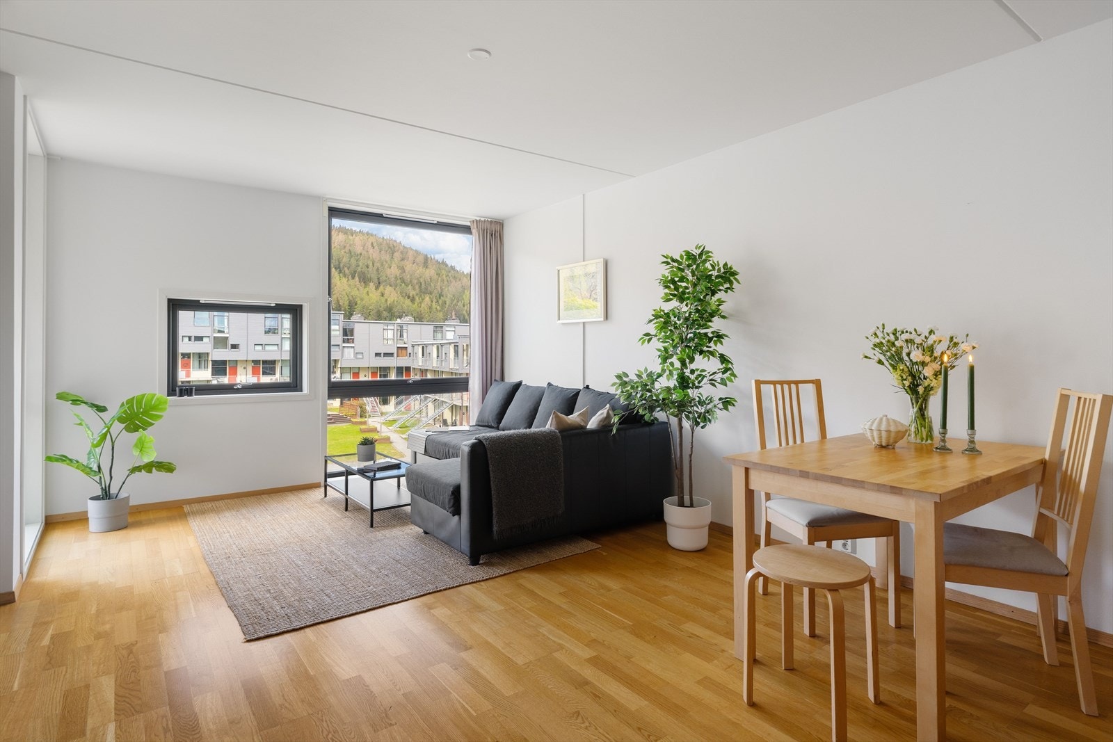 Ut i fra stuen er det en flott utsikt mot bymarka og sameiets grøntområde. Galleribilde