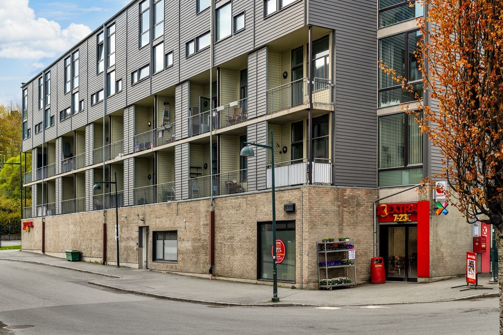 I sokkeletasjen av blokken finner man Coop Extra. I tillegg ligger Rema 1000 100 meter unna. Galleribilde