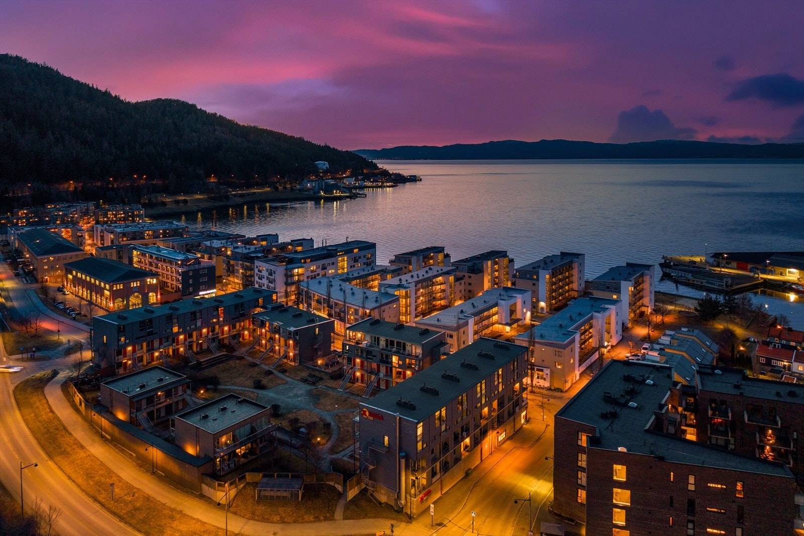 Med sin attraktive beliggenhet langs Trondheimsfjorden er Ilsvika et ettertraktet boligområde for mange. Her bor du i fredelige omgivelser med Trondheimsfjorden som nærmeste nabo, samtidig som sentrum kun er en kort sykkel- eller busstur unna. Galleribilde