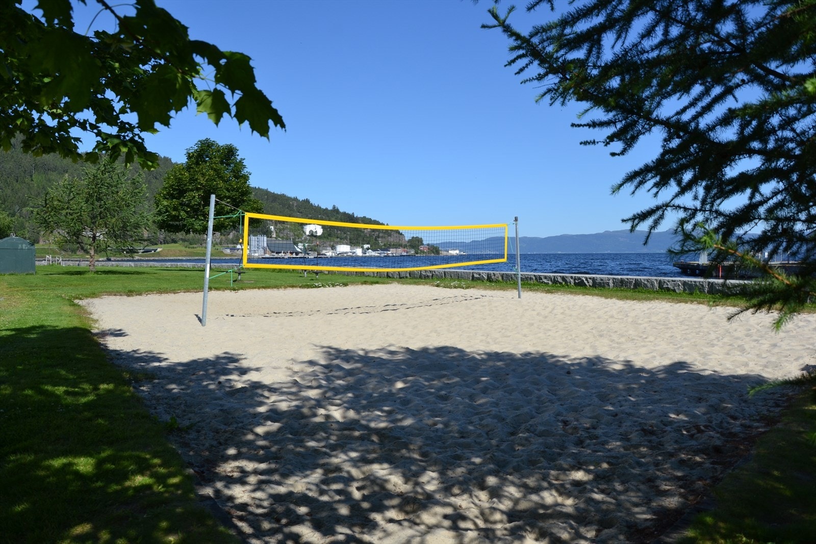 Volleyballbane mellom Ilsvikøra og Mellomila62.JPG Galleribilde