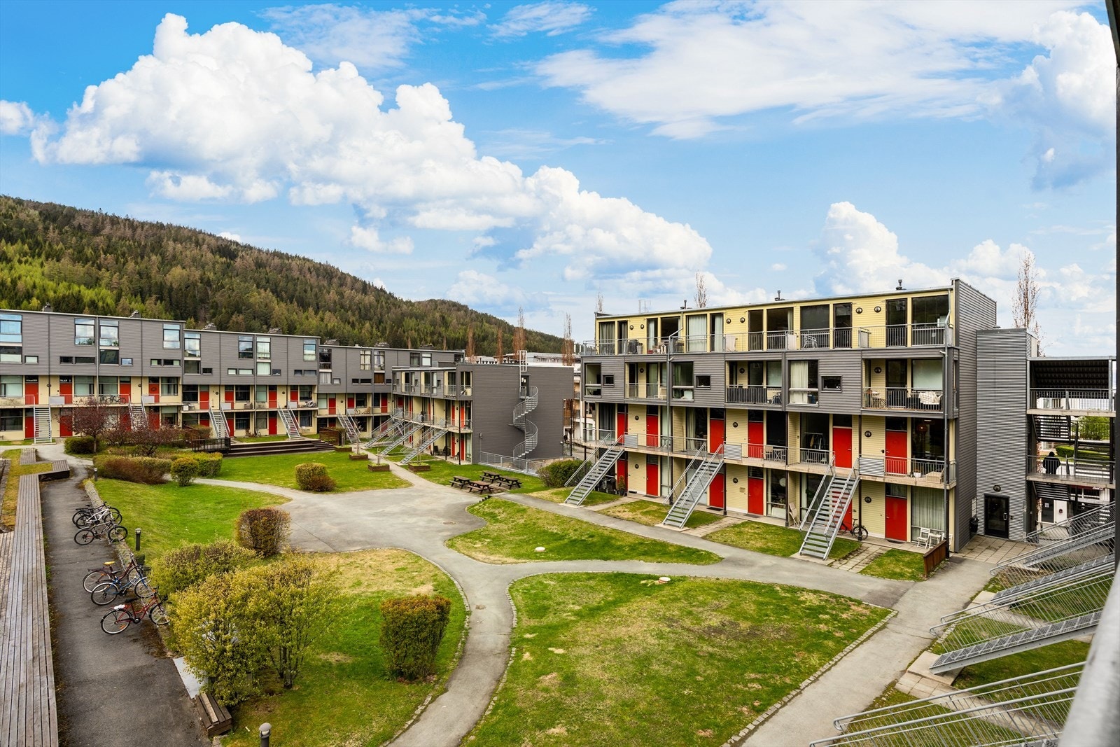 Sameiet består av 134 seksjoner med adresse i Mellomila 61, 63, 69 og 71. Galleribilde