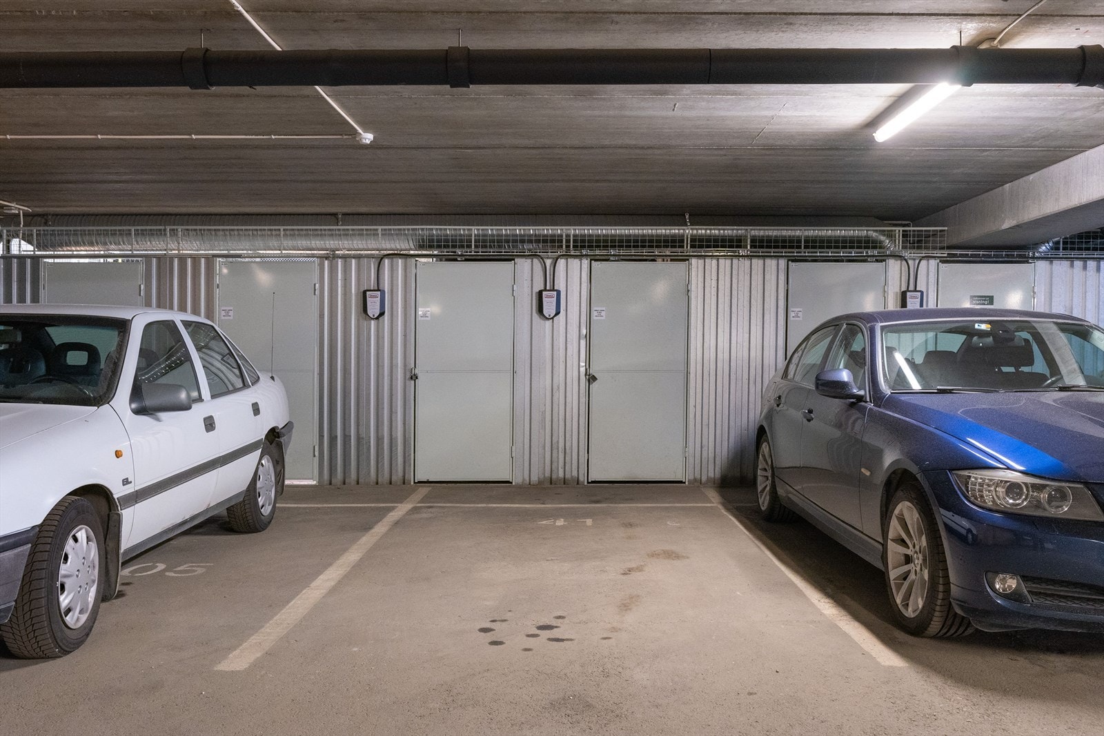Med leiligheten følger fast parkeringsplass og sportsbod. Boden er praktisk plassert like bak medfølgende p-plass. Parkeringsplassen er utleid for kr 1 200 per måned. Leieavtalen kan sies opp med én måneds oppsigelsestid. Galleribilde