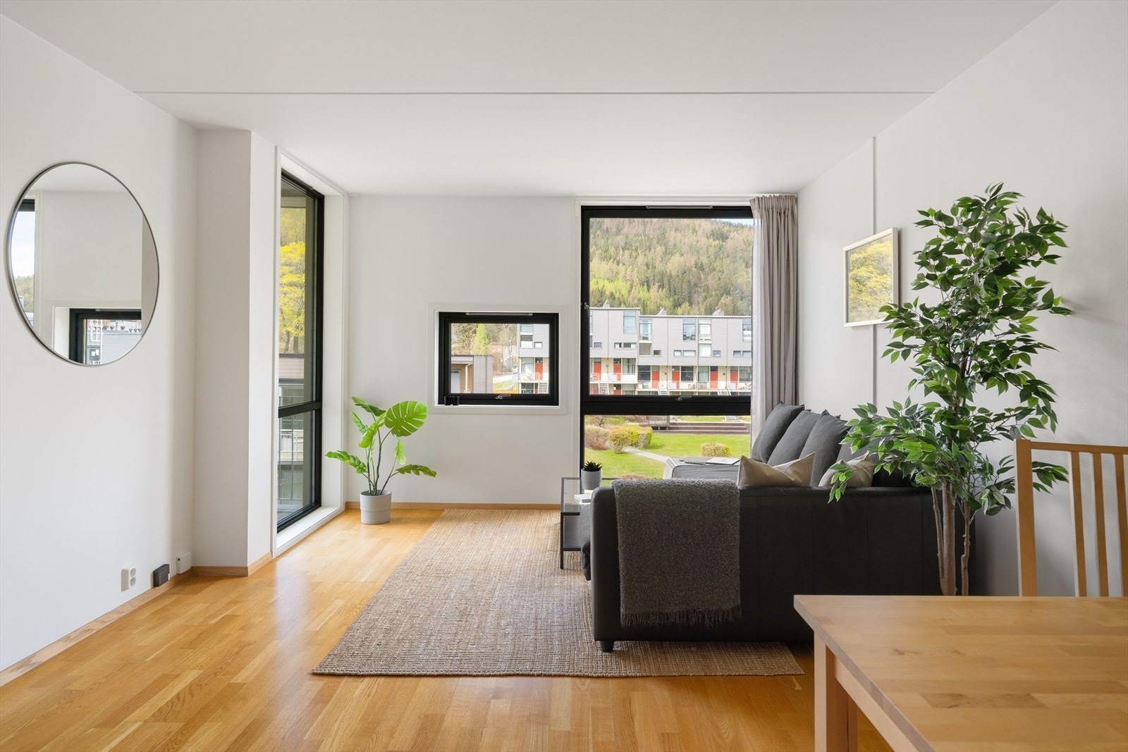 Leiligheten har en god beliggenhet i byggets 3 etasje. Endebeliggenheten gjør at leiligheten oppleves svært lys og luftig. Galleribilde