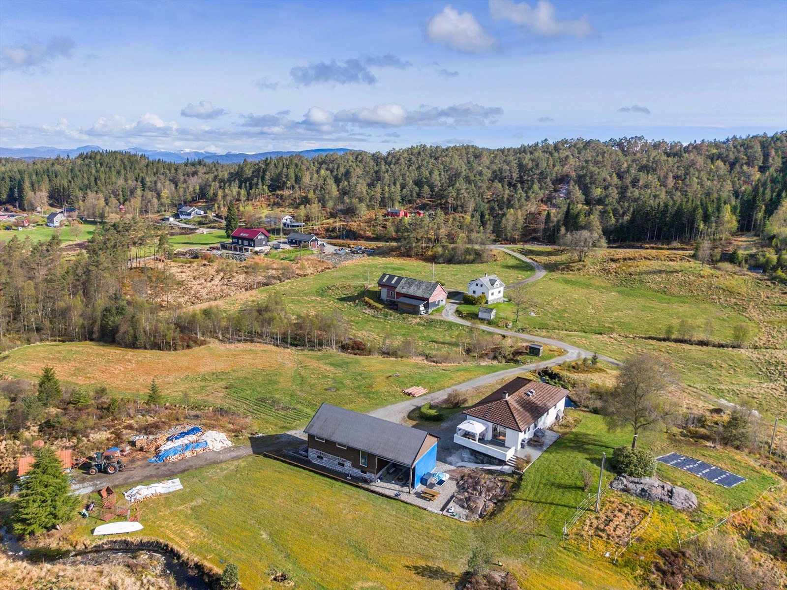 Eiendommen har en idyllisk beliggenhet med umiddelbar nærhet til naturen Galleribilde