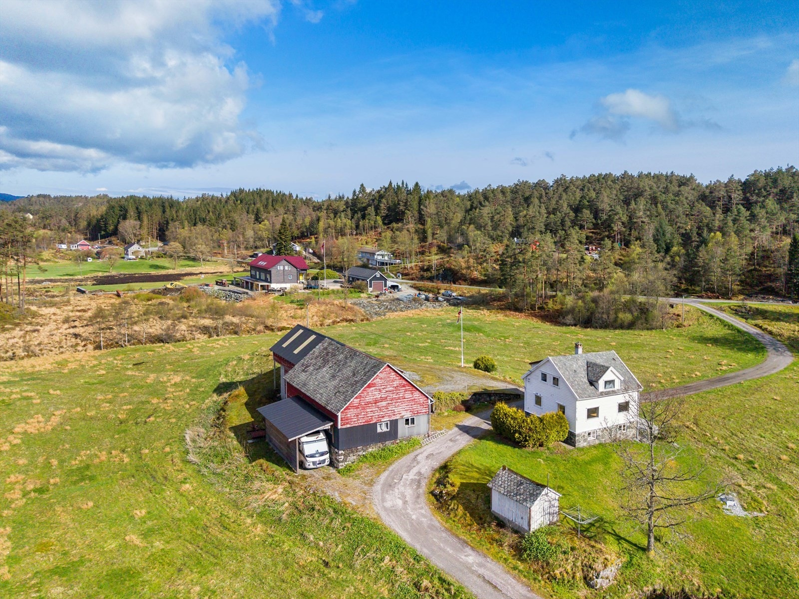 Like bortenfor ligger Nævdal 77og eiendommens løe. Galleribilde