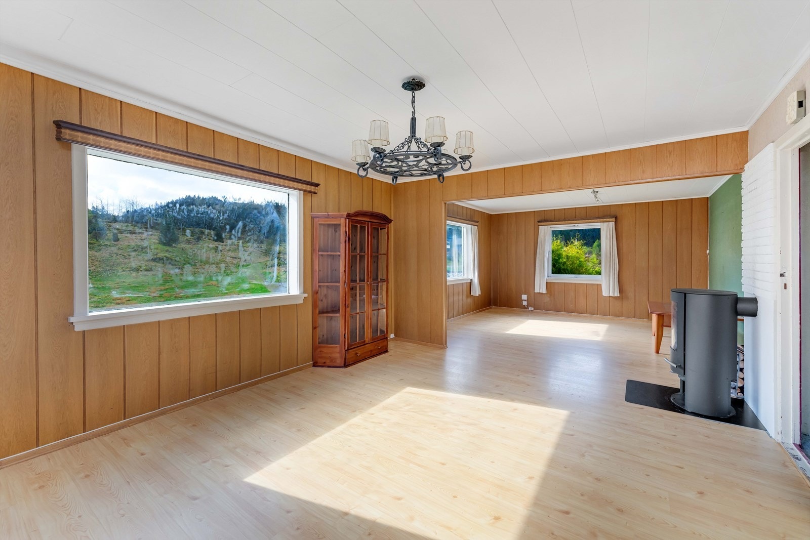 Romslig stue med vedovn for effektiv oppvarming. Galleribilde