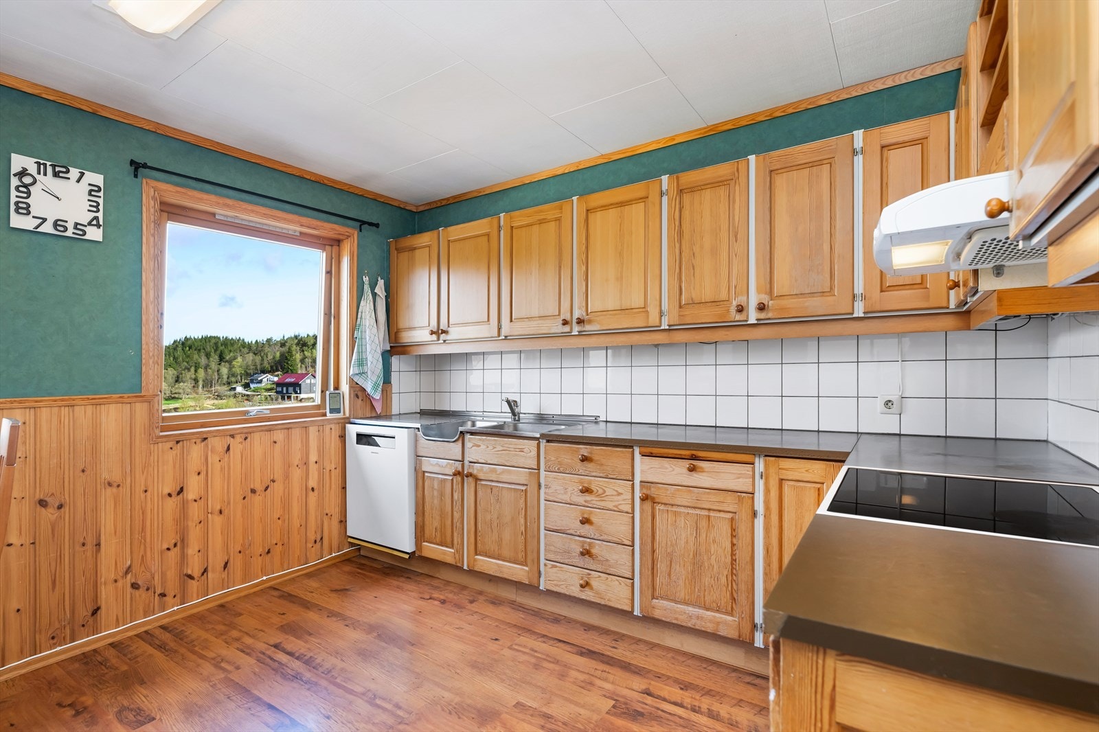 På kjøkkenet er det plass til spisegruppe. Galleribilde