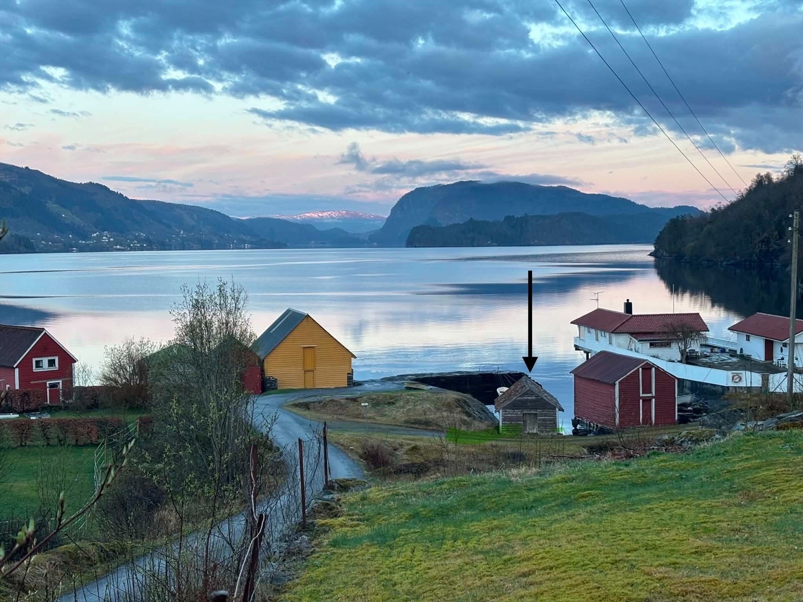 Naust beliggende i Mykinghella ,Myking Galleribilde