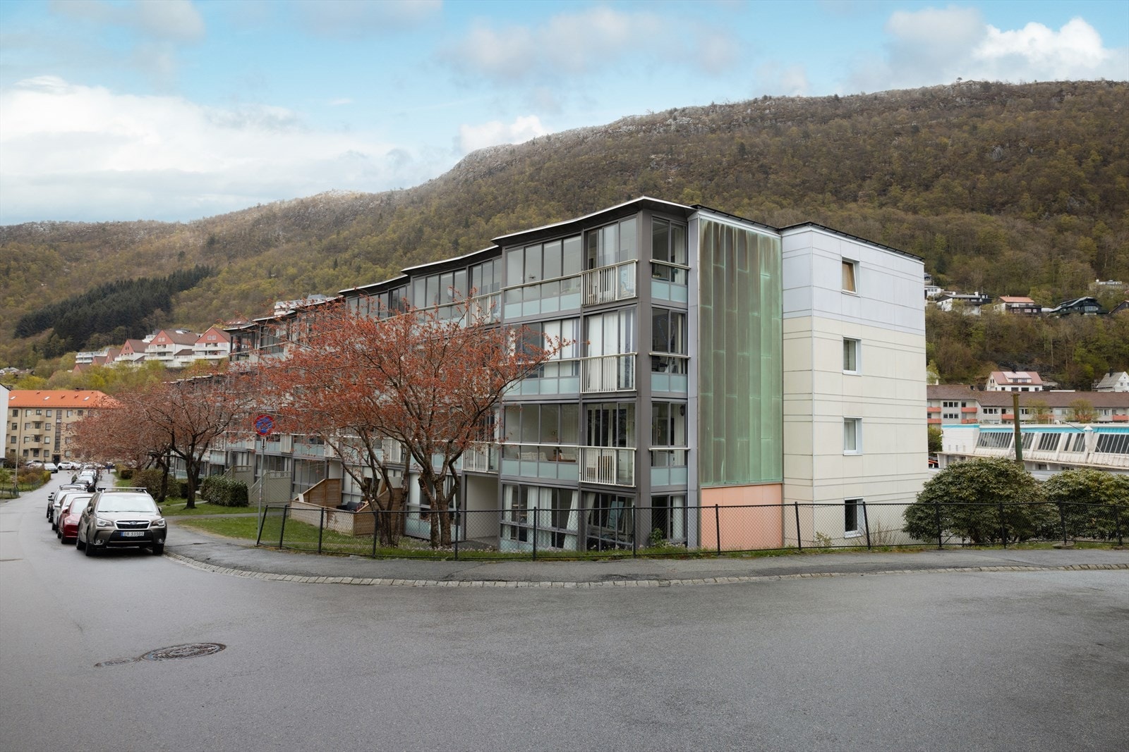 - Det er kun fire minutters gange til nærmeste busstopp, hvor linje 6, 12, 16E, 20 og 84 går - Galleribilde