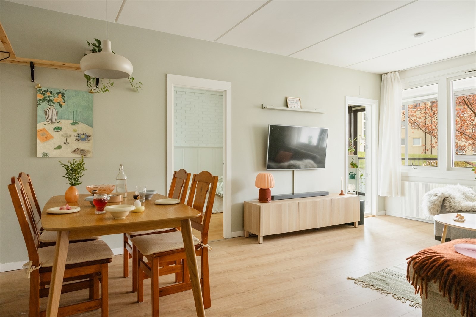 - Stuen måler 23 m² og kan enkelt innredes i ulike soner - Galleribilde