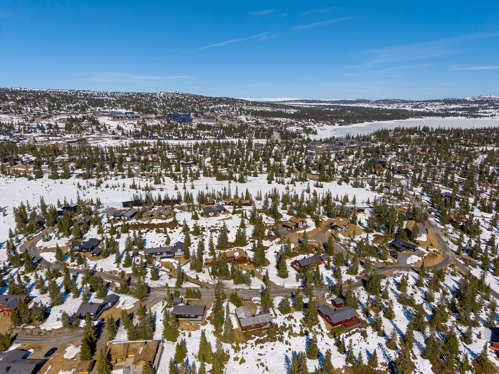 Sjusjøen er et av Norges største og mest populære hytteområder, beliggende i Ringsaker kommune i Innlandet, ca. 900 moh. og kun 20 km fra Lillehammer. Galleribilde