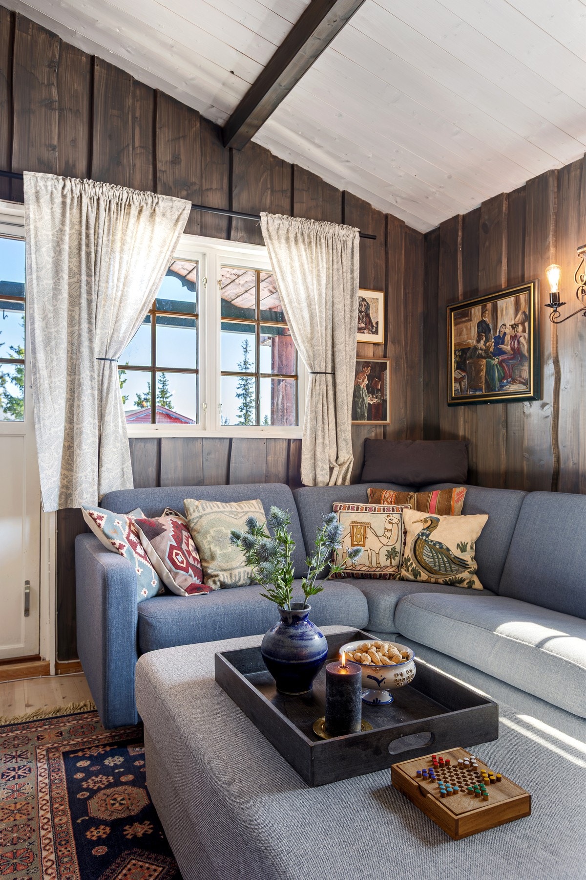 Vinduene slipper inn rikelig med naturlig lys og utsikten fra sofakroken er upåklagelig. Galleribilde